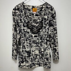 Ruby Rd. Black & white Monochrome Abstract Long Sleeve Top